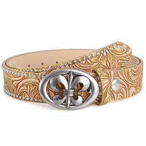 Détail d'une ceinture en cuir gaufré vintage avec clous argentés et boucle fleur de lys