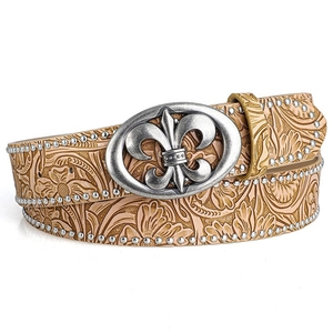 Détail d'une ceinture punk vintage avec relief floral et boucle iris argent