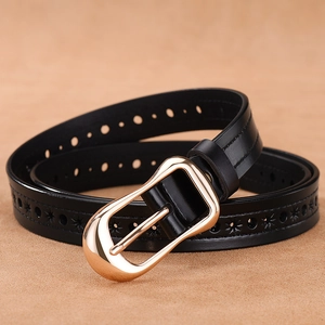 Cinturón elegante de cuero negro para mujer con hebilla dorada y detalles de estrellas