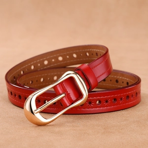 Cinturón de cuero rojo oscuro para mujer con hebilla dorada ovalada y calados estrella