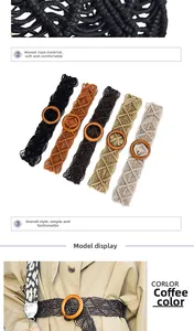 Detail van de handgeweven bohemien riem van waskoord met een grote ronde houten gesp en kleuren