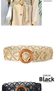 Detail van de bohemian gevlochten brede riem met ronde houten gesp in beige en zwarte kleuren