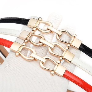 Cintura sottile in pelle da donna con fibbia a ferro di cavallo dorata in nero bianco rosso