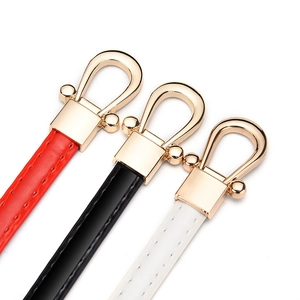 Tre cinture sottili in pelle da donna in rosso, nero e bianco con fibbie dorate