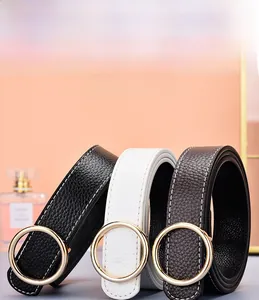 Gros plan de trois ceintures en cuir pour femmes avec boucles dorées en noir, blanc et marron