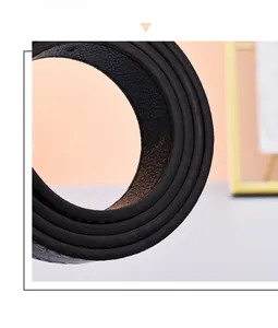 Vue détaillée d'une ceinture noire en cuir avec finition de bord à l'huile et texture litchi