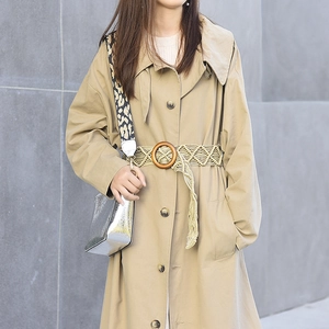 Vintage kaki trenchcoat met brede gevlochten tailleriem en een ronde houten gesp
