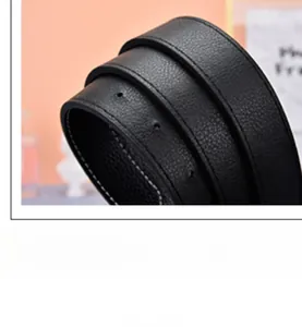 Détails de la ceinture en cuir noir montrant le grain de galets et les coutures de précision
