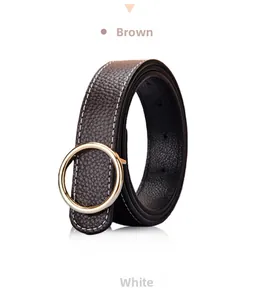 Vue détaillée de la ceinture en cuir marron café avec une boucle dorée ronde élégante