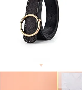 Détail de la ceinture en cuir noir avec texture litchi, coutures blanches et boucle dorée