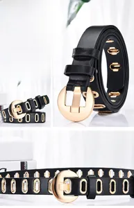 Vue détaillée d'une ceinture en cuir noir avec boucle dorée et œillets métalliques