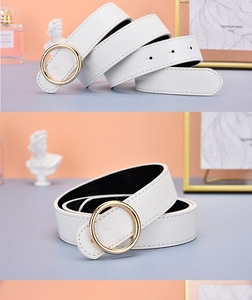 Détail de la ceinture en cuir blanc à motif litchi avec boucle ronde dorée