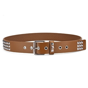 Detail van bruine punk riem met drie rijen zilveren vierkante studs en metalen gesp