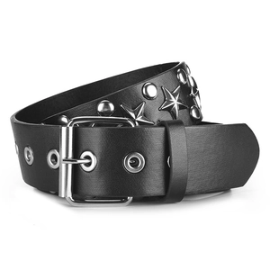 Détail d'une ceinture punk noire avec des clous en forme d'étoile et des œillets en métal