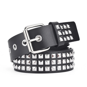 Gedetailleerd zicht op zwarte punk riem met drie rijen zilveren vierkante piramide studs