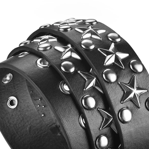 Vue macro détaillée d'une ceinture punk noire avec rivets en étoile et œillets en métal