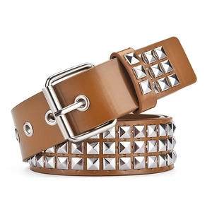 Macro-opname van bruine leren riem met drie rijen zilveren piramidevormige spikes