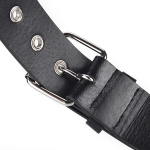 Ceinture punk en cuir noir avec trois rangées d'œillets argentés et boucle à ardillon