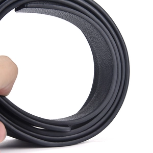Ceinture large en cuir noir pour femme avec texture grainée chic pour robes et manteaux