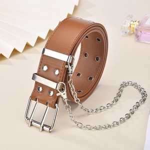 Brauner Ledergürtel mit silbernen Doppelösen und abnehmbarer Metallkette im Punk-Stil