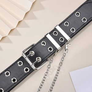 Detail eines schwarzen Punk Ledergürtels mit silbernen Ösen und abnehmbarer Metallkette