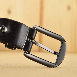 Herren Ledergürtel mit schwarzem Band, weißen Nähten und dunkler Metallschnalle