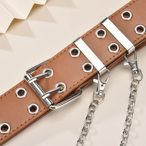 Detailaufnahme brauner Punk-Gürtel mit silbernen Doppelösen und hängender Metallkette