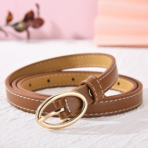 Cintura sottile in pelle marrone con fibbia ovale dorata e cuciture a contrasto