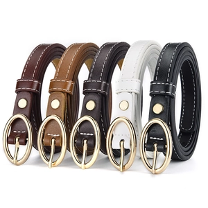 Set da 5 cinture sottili in pelle da donna con fibbie ovali oro e cuciture bianche