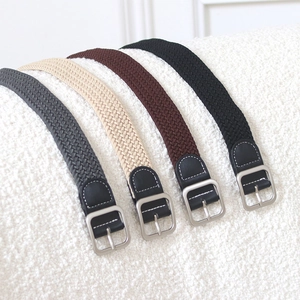 Ceintures tressées élastiques en gris, beige, marron et noir avec boucles en métal argenté