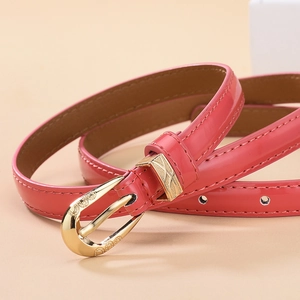 Ceinture fine en cuir verni rose pour femme avec boucle doree gravee et finitions