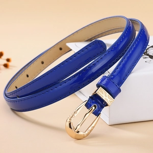 Fine ceinture en cuir bleu brillant pour femme avec boucle dorée sur boîte cadeau
