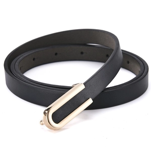 Fine ceinture élégante en cuir noir pour femme avec boucle métallique dorée en forme de U