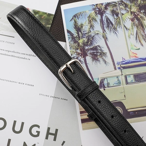 Ceinture femme minimaliste en cuir grainé noir avec boucle ardillon argentée