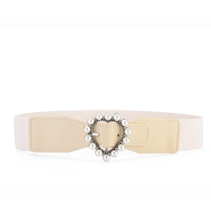 Dettaglio dell'elegante fibbia a cuore con perle su una cintura elastica beige da donna