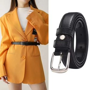 Ceinture fine en cuir noir pour femme avec boucle en métal argenté poli et élégant