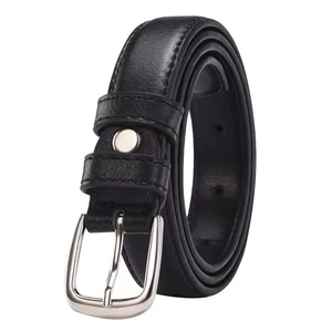 Ceinture minimaliste en cuir noir pour femme avec boucle carrée en métal argenté sur fond blanc
