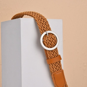 Ceinture tressée marron pour femme avec boucle ronde en argent mat sur support blanc