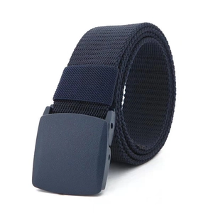 Gros plan sur la ceinture tactique flexible en nylon bleu marine avec boucle en plastique