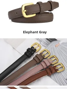 Vue détaillée de la fine ceinture en cuir pour femme avec boucle en D dorée en gris éléphant