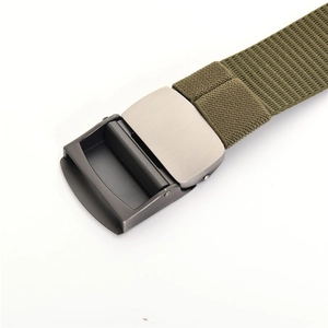 Dettaglio della cintura tattica in nylon verde militare con fibbia in metallo opaco