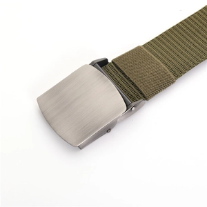 Dettaglio della cintura tattica in nylon verde militare con robusta fibbia in metallo opaco