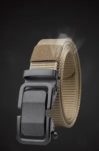 Dettaglio della cintura tattica in nylon kaki con trama resistente e fibbia nera opaca