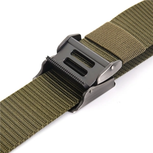 Dettaglio della cintura tattica in nylon verde oliva con fibbia in metallo opaco