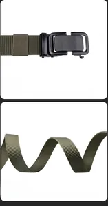 Dettaglio cintura tattica verde militare con fibbia in ferro nero e nastro in nylon