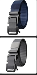 Dettaglio di cinture tattiche in nylon blu navy e grigio con fibbie in metallo opaco