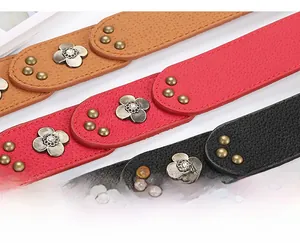 Detailansicht echter Ledergürtel mit Vintage-Blumenschnallen und Strasssteinen