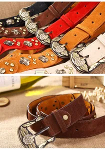 Details von Vintage-Ledergürteln mit Strassschnallen und Metallnieten in fünf Farben