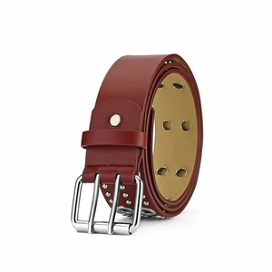 Détail de la ceinture punk rouge foncé avec doubles œillets et boucles en métal argenté