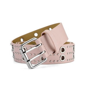 Détail d'une ceinture punk en cuir rose avec boucle double ardillon et rivets argentés